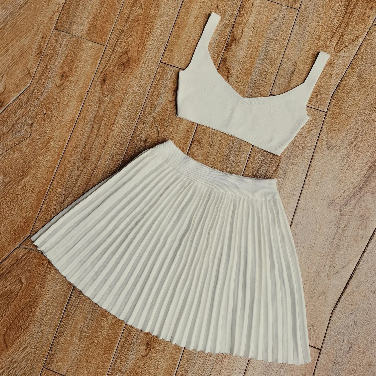 Knit Crop Top Charming And Pleated Skirt Set